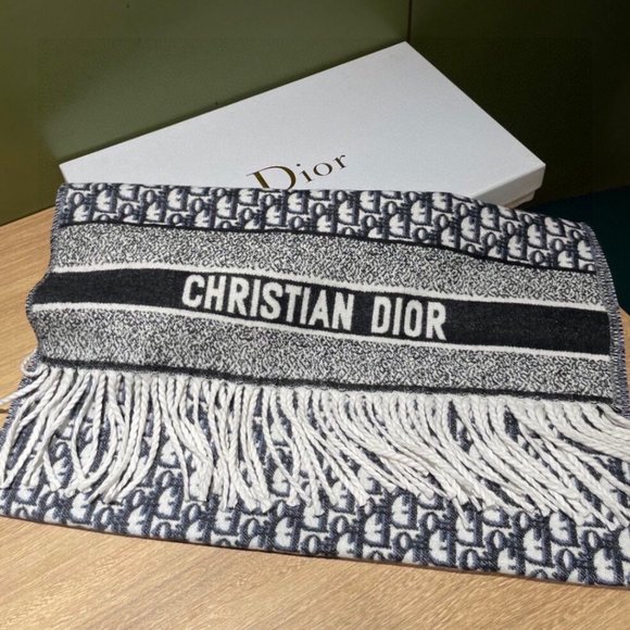 Dior Shawls: The Perfect Accessory for Every Outfit - Picture 3 of 8